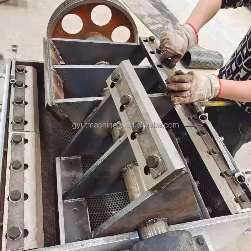 La più recente macchina di frantumazione di cocco con taglio dimensione 1-5cm 2300*2000*2100mm