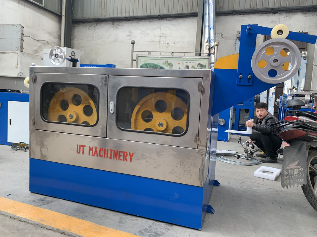 Extruder per cavi di alimentazione per la produzione di cavi di filo