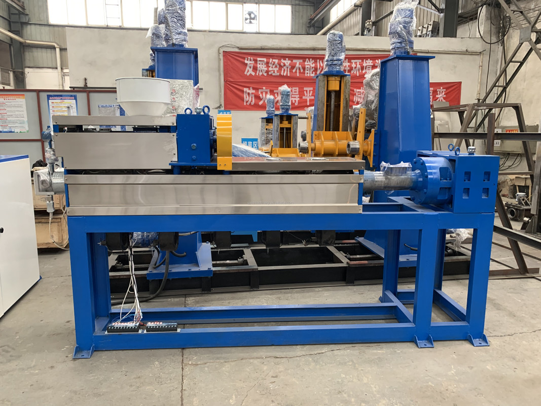 Extruder per cavi di alimentazione per la produzione di cavi di filo