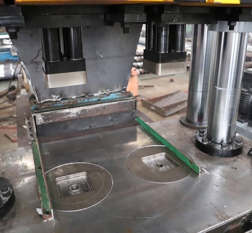 Macchina per la stampa dei blocchi di leccatura per mangimi per animali 5-10 kg Migliore scelta per la produzione di blocchi di sale