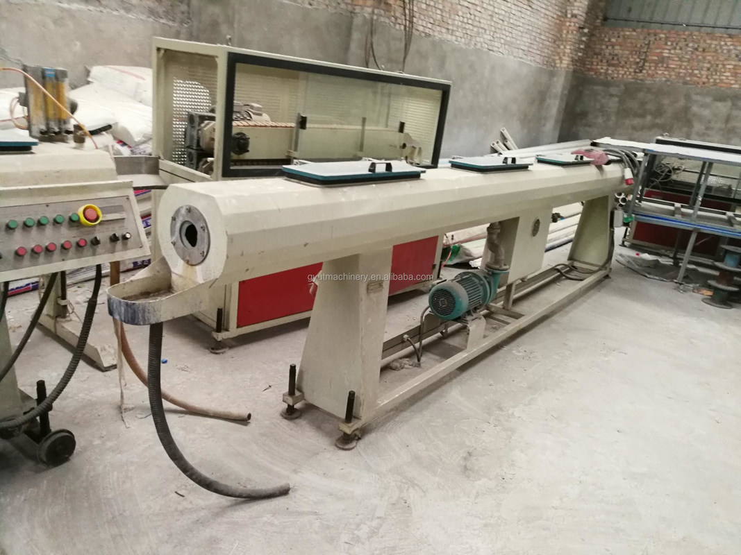 Macchina/linea di produzione di tubi di PVC per acqua di sotterranea di seconda mano per una produzione fluida